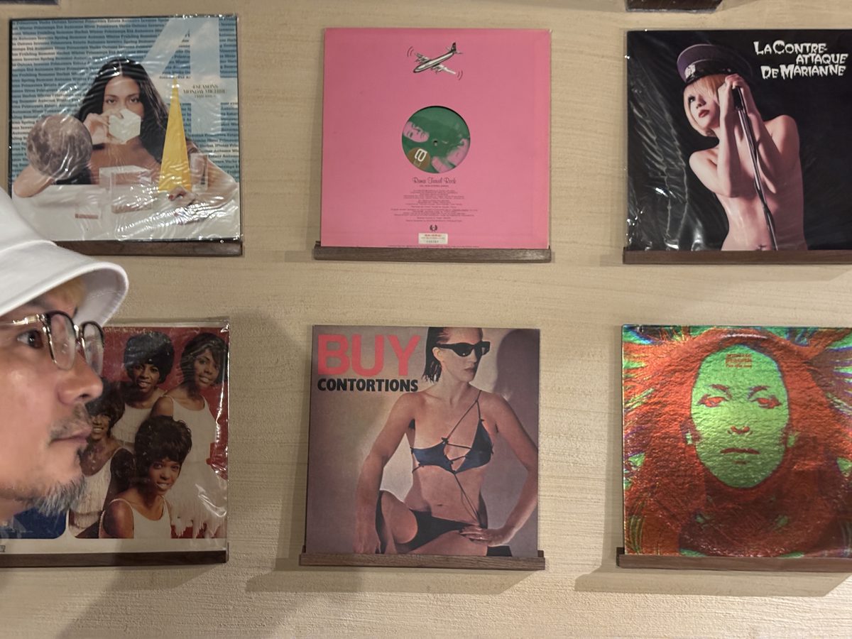 壁一面のレコードコレクション