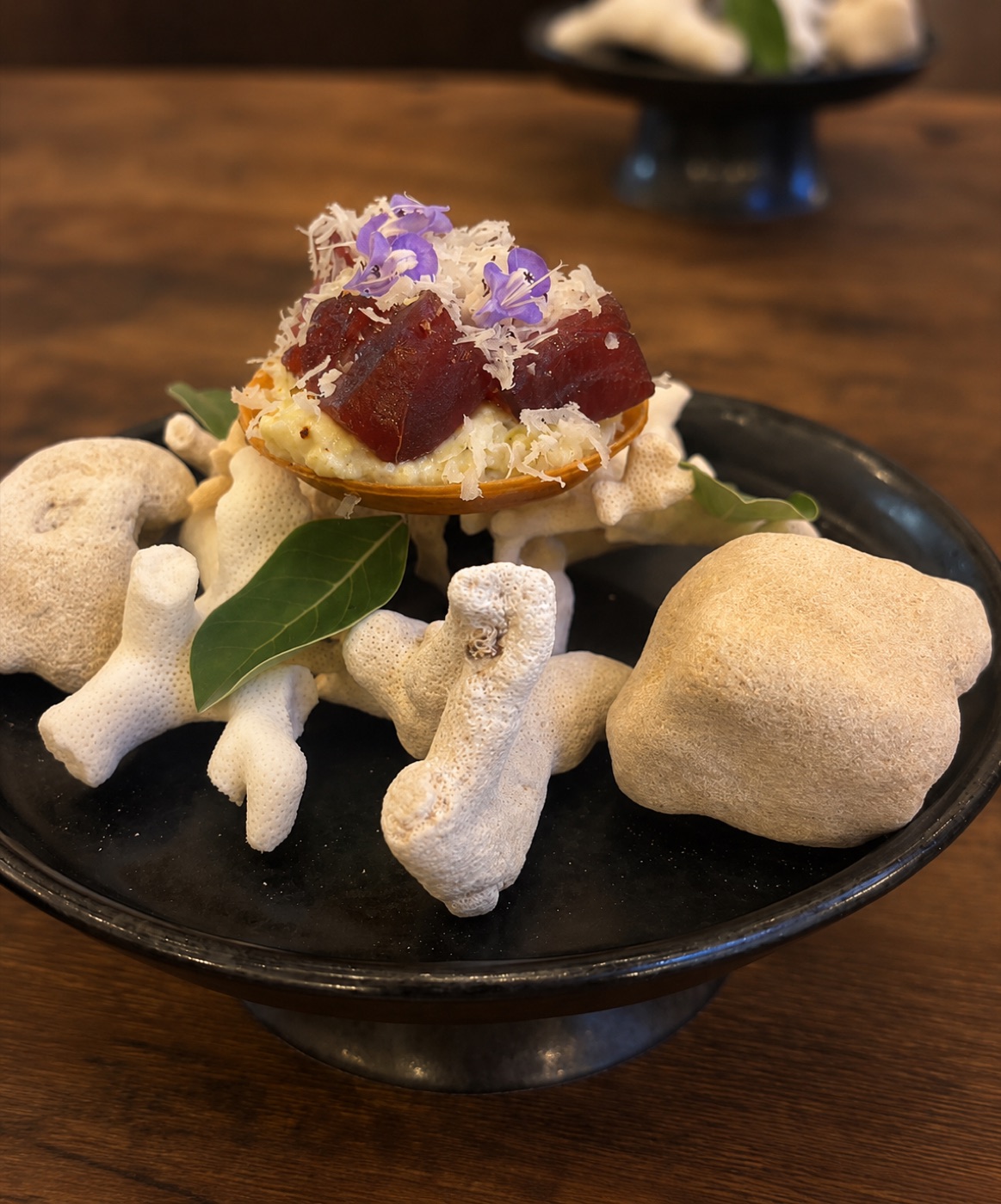 WAAP のシェフおまかせフルコース — 鮪と珊瑚の器の一皿