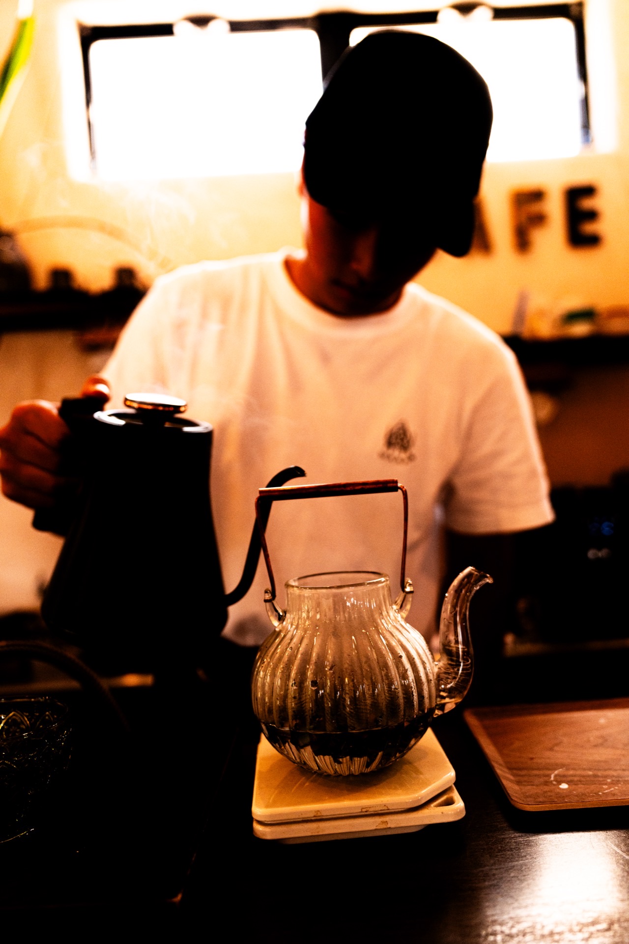 光が抜けるカフェの午後