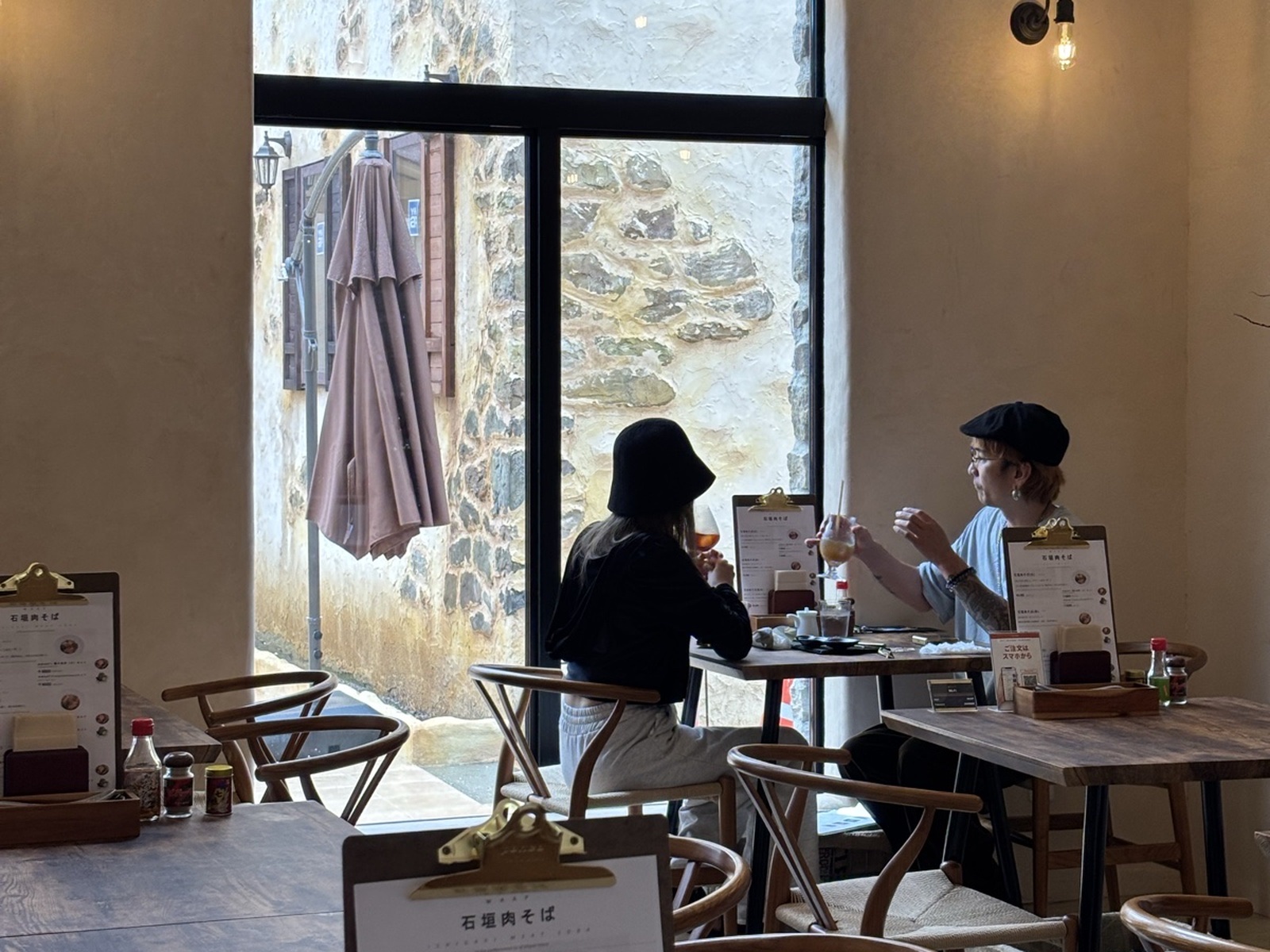 石垣の塀越しの窓辺、午後のひととき